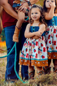 family photoshoot with horses in Tennessee
