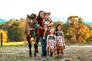 family photoshoot with horses in Tennessee