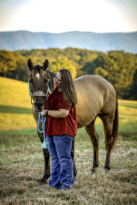 family photoshoot with horses in Tennessee
