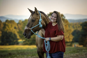 family photoshoot with horses in Tennessee