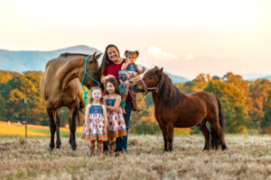 family photoshoot with horses in Tennessee