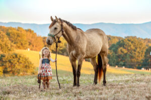 family photoshoot with horses in Tennessee