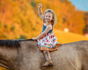 family photoshoot with horses in Tennessee