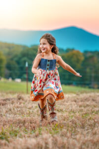 family photoshoot with horses in Tennessee