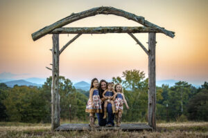 family photoshoot with horses in Tennessee